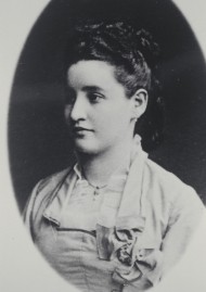 Altes schwarz-weiß Portraitfoto einer jungen Frau mit hochgesteckten Haaren