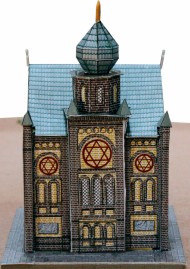 Papiermodell einer Synagoge mit einem kleinen Türmchen mit Zwiebeldach